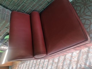 Sofá de piel rojo