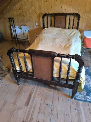 Cama de madera estilo clásico