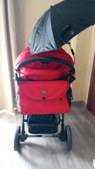 Carro de bebé rojo con sombrilla