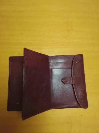 Cartera de piel marrón