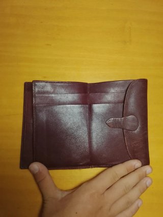 Cartera de piel marrón