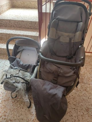 Carro de bebé con capazo y accesorios