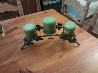 Candelabro de metal con hojas verdes