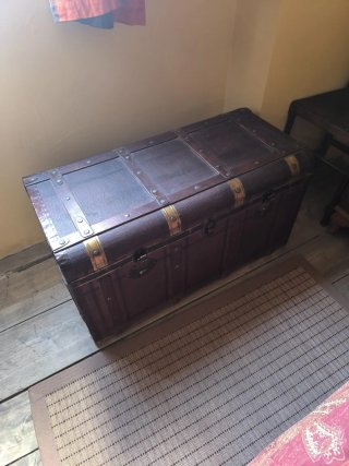 Baúl antiguo de madera y metal