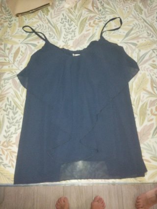 Top azul marino tirantes volante pico