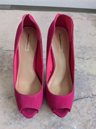 Zapatos de tacón rosa peep toe