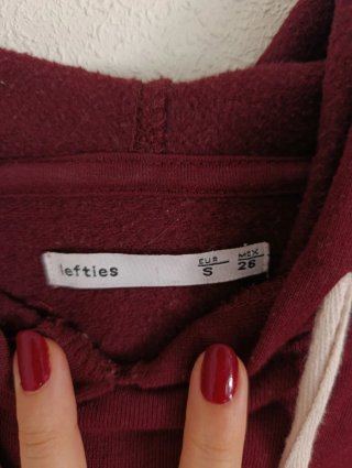 Sudadera con capucha color vino