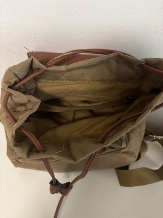 Mochila bolso beige oscuro y marrón