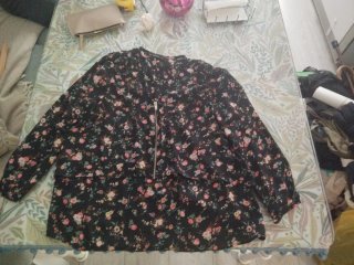 Camisa negra flores manga 3/4