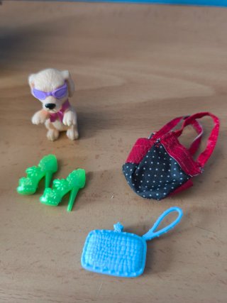 Lote de muñecas y accesorios