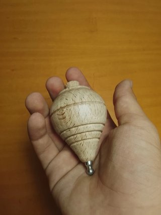Lote de 2 peonzas de madera y decorada