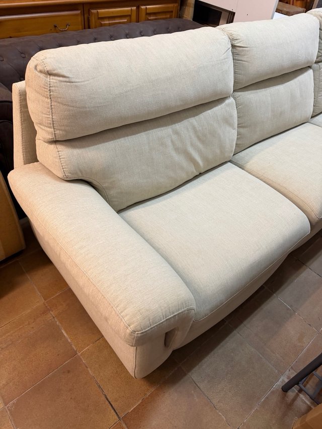 SOFÁ BEIGE DE 3 ASIENTOS AMPLIOS SEGUNDAMANO
