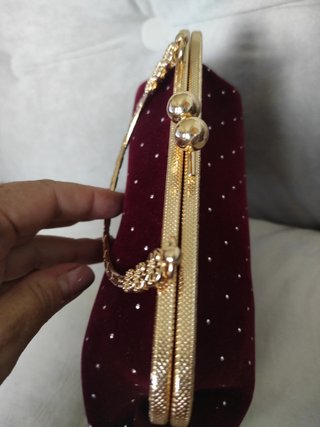 Bolso fiesta terciopelo burdeos con detalles dorad