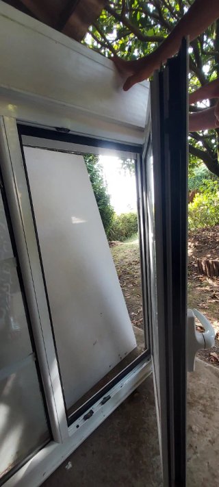 Ventana aluminio blanco con persiana.Puente térmic