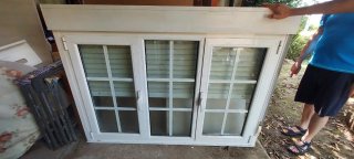 Ventana aluminio blanco con persiana.Puente térmic