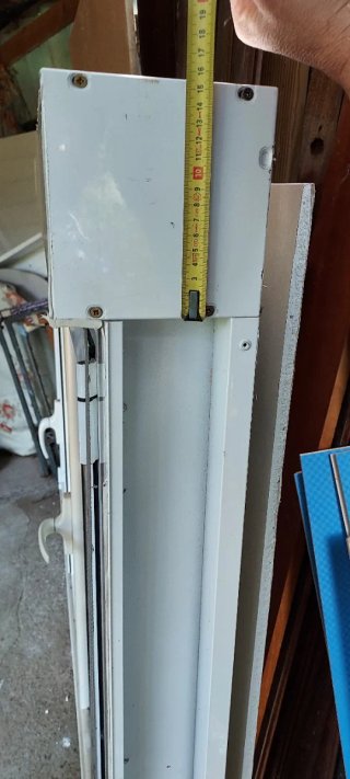 Ventana aluminio blanco con persiana.Puente térmic