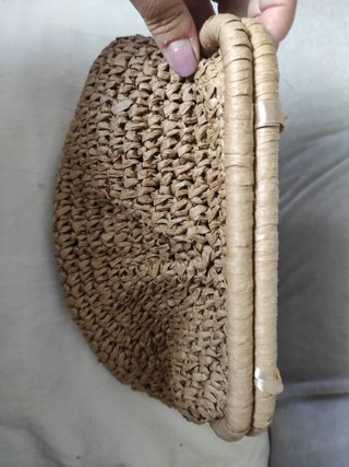 Bolso de rafia trenzada dorado