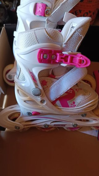 Patines en línea para niña con protecciones.