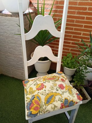 Silla antigua pintada blanco y otra REGALO