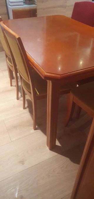 Mesa comedor madera y sillas tapizadas