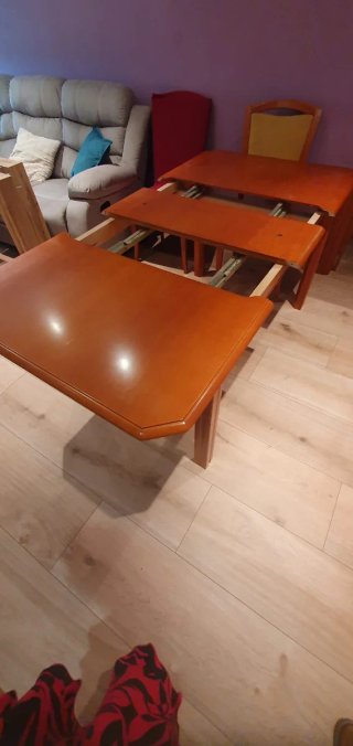 Mesa comedor madera y sillas tapizadas