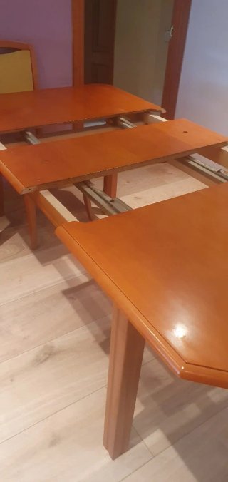Mesa comedor madera y sillas tapizadas