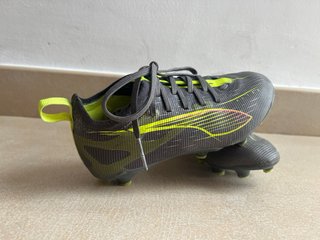 Botas de fútbol Puma niño tacos talla 28.