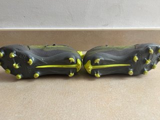 Botas de fútbol Puma niño tacos talla 28.