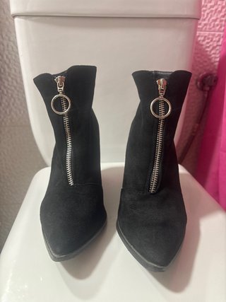 Botines negros con cremallera