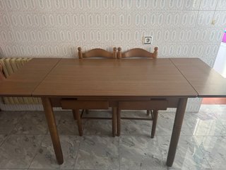 Mesa extensible de madera y 6 sillas a juego
