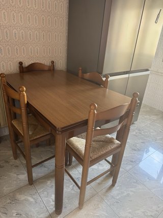 Mesa extensible de madera y 6 sillas a juego