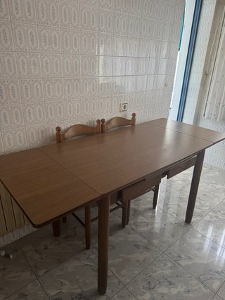Mesa extensible de madera y 6 sillas a juego