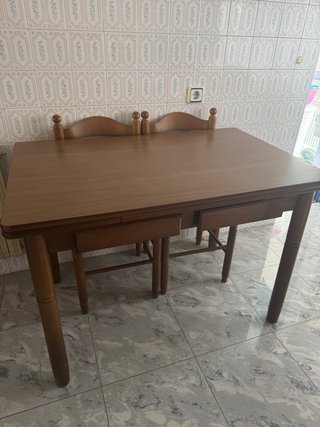 Mesa extensible de madera y 6 sillas a juego