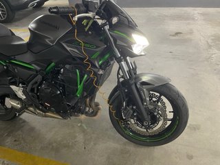 Kawasaki Z650 Gris/Verde Moto Naked