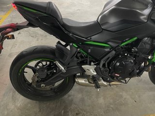 Kawasaki Z650 Gris/Verde Moto Naked