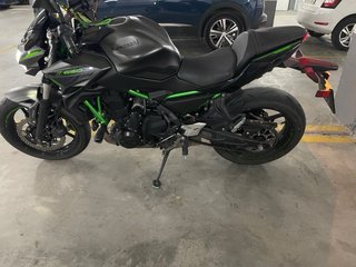Kawasaki Z650 Gris/Verde Moto Naked