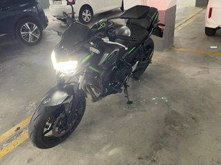 Kawasaki Z650 Gris/Verde Moto Naked