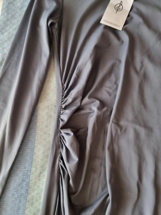 Vestito lungo grigio con drappeggio