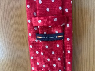 Corbata roja con lunares blancos