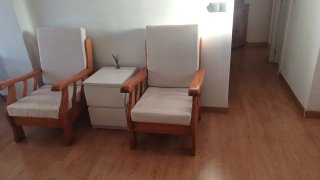 2 Sillones de madera con cojines