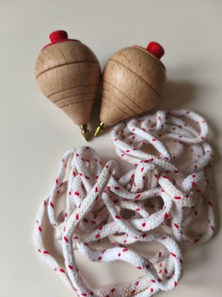 2 Peonzas de Madera antiguas con cuerda