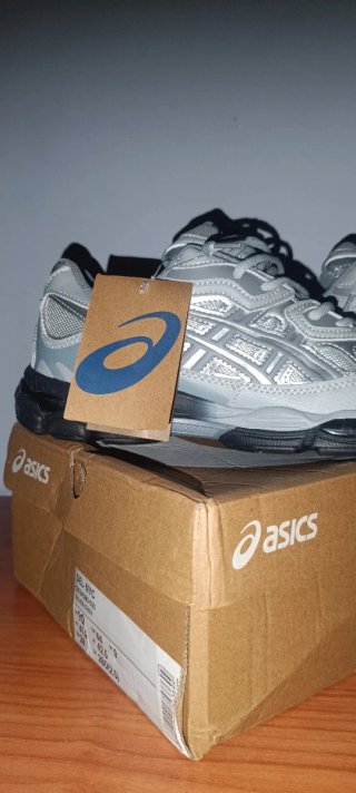 Asics Gel Gris y Plateado Talla 42 - Nunca usada