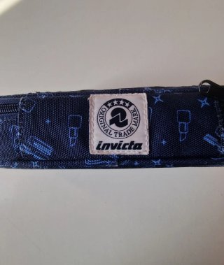 Astuccio Invicta con disegno occhi e labbra