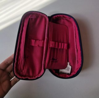 Astuccio Invicta con disegno occhi e labbra
