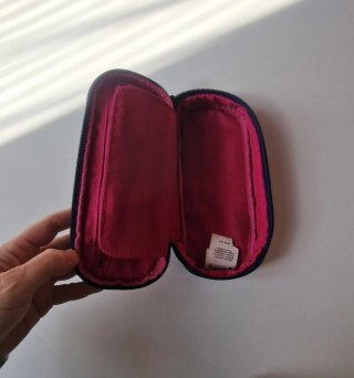 Astuccio Invicta con disegno occhi e labbra