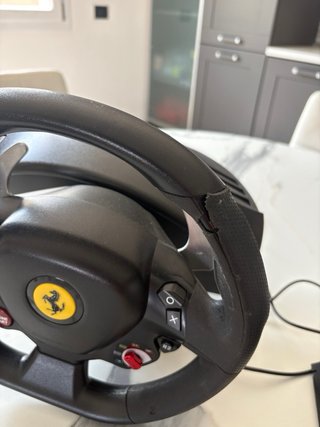 volante ps4 thrustmaster simulatore