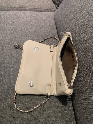 Bolso de mano beige con cadena plateada
