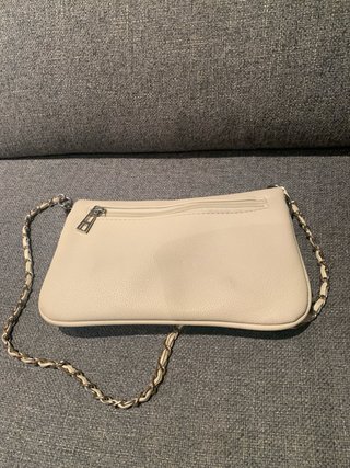 Bolso de mano beige con cadena plateada
