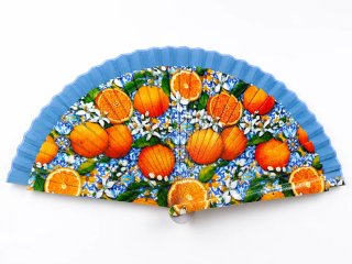 Abanico azul y naranja con estampado de naranjas