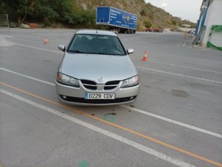 Coche plateado 5 puertas
